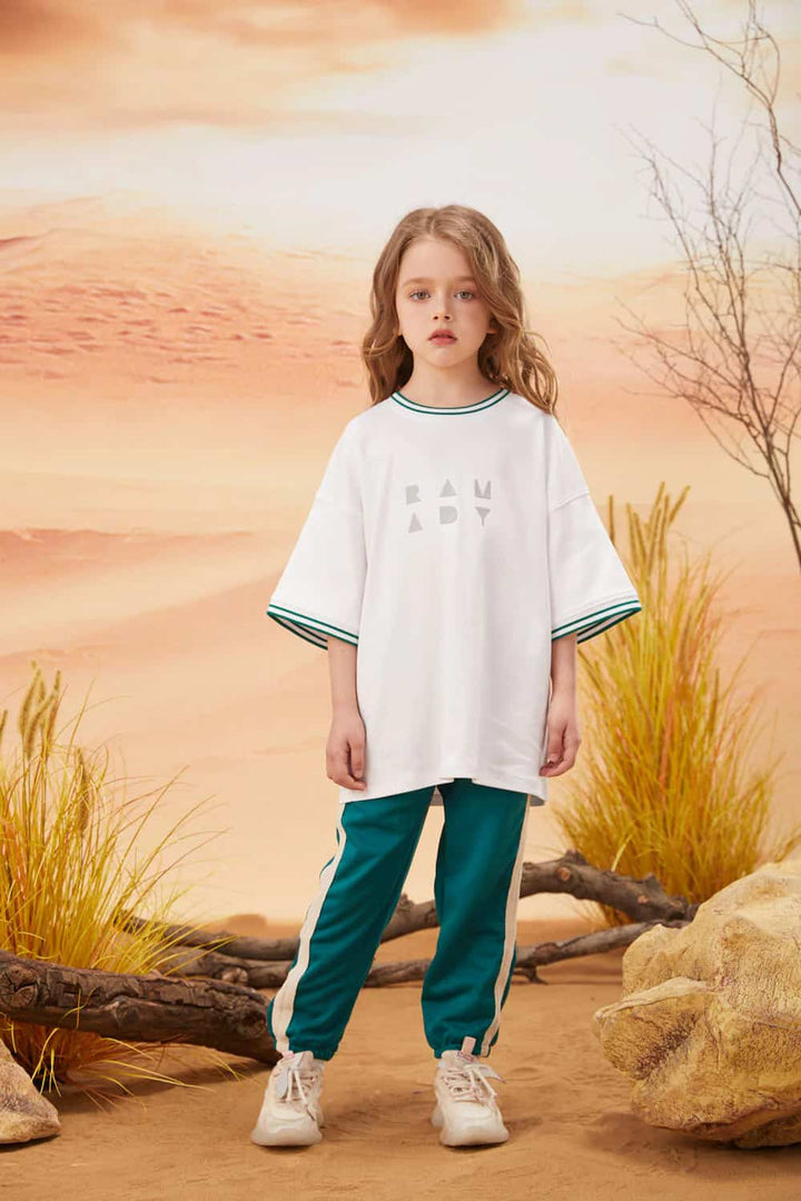 Casual cotton t-shirt for kids with short sleeves and comfy fit